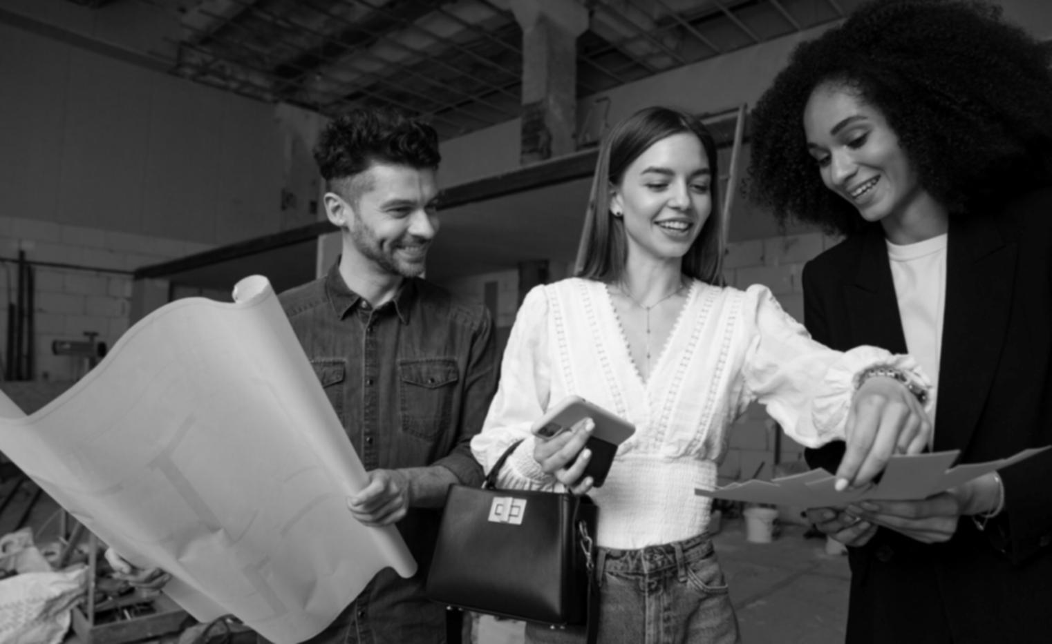 Une personne travaillant sur son budget personnel avec des documents et une calculatrice